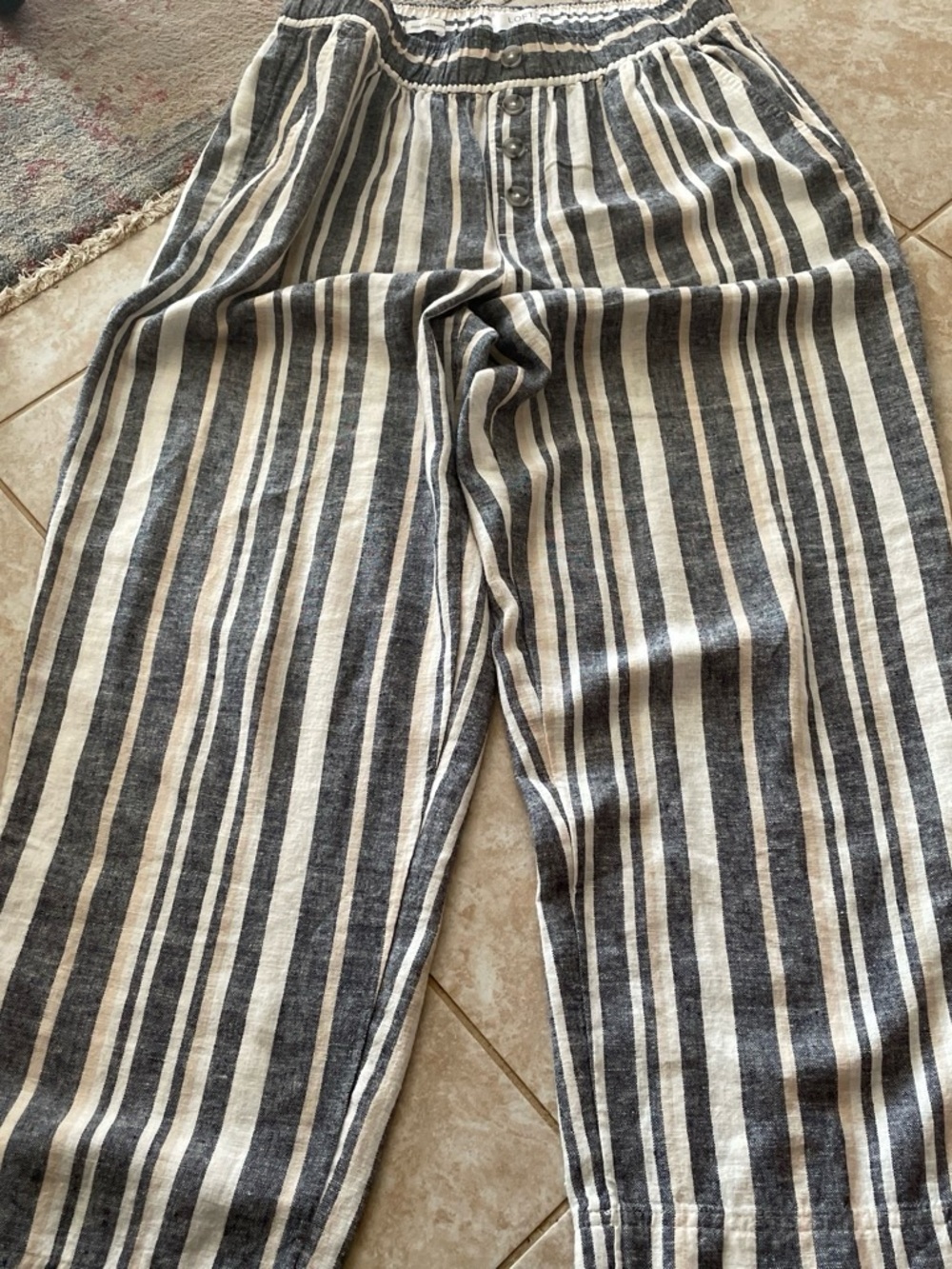 LOFT Men’s Black and White Vertical Stripe Joggers
